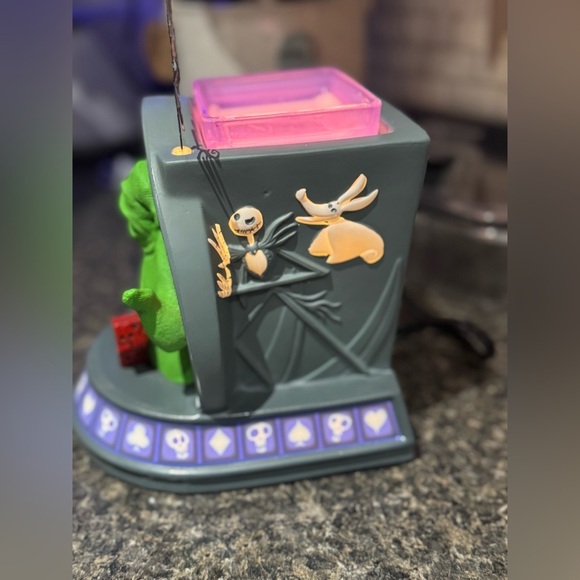 OOGIE BOOGIE’S CASINO NIGHTMARE BEFORE CHRISTMAS SCENTSY WARMER RARE - Picture 6 of 15